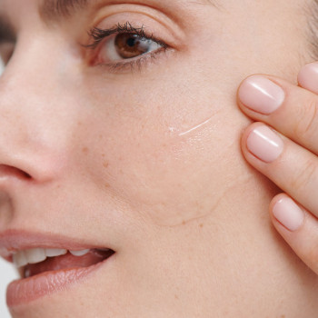 Siero rigenerante per il giorno e per la notte: trattamento idratante rassodante, dona nuova vitalità alla pelle