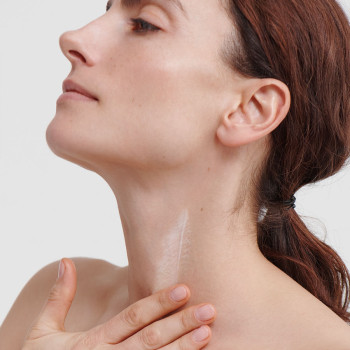 Dr. Hauschka Crema rigenerante collo e décolleté - trattamento rassodante, attenua le rughe sottili