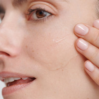 Anteprima: Siero rigenerante per il giorno e per la notte: trattamento idratante rassodante, dona nuova vitalità alla pelle Anteprima: Siero rigenerante per il giorno e per la notte: trattamento idratante rassodante, dona nuova vitalità alla pelle